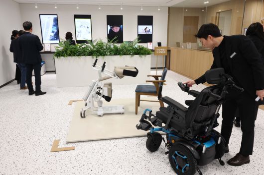 20일 서울 강남구 KB라이프타워에서 열린 KB금융그룹 ‘KB골든라이프 플래그십 센터’ 개소식에서 참석자들이 시니어를 위한 최신 기술 체험·연구 공간인 ‘에이지테크랩(Age Tech Lab)’을 둘러보고 있다. ‘KB골든라이프 플래그십 센터’는 보험·요양·은행 서비스를 결합한 보험-은행 복합점포로 고객의 생애 주기 전반을 아우르는 그룹 통합 시니어 서비스를 제공한다. 신태현 기자 holjjak@