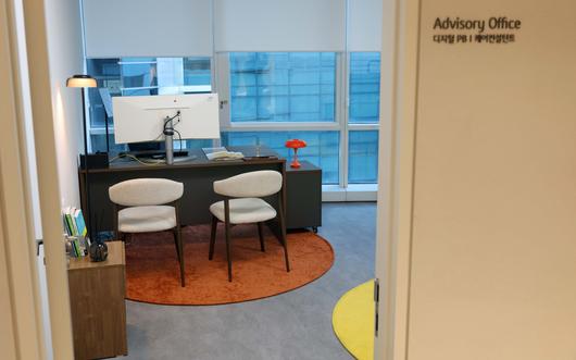 20일 서울 강남구 KB라이프타워에서 KB금융그룹 ‘KB골든라이프 플래그십 센터’ 개소식이 열렸다. 사진은 센터 상담실 모습.  ‘KB골든라이프 플래그십 센터’는 보험·요양·은행 서비스를 결합한 보험-은행 복합점포로 고객의 생애 주기 전반을 아우르는 그룹 통합 시니어 서비스를 제공한다. 신태현 기자 holjjak@