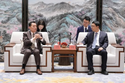 이재준 수원특례시장(왼쪽)과 우저통 주하이시장이 19일 주하이시 왕하이루호텔에서 만나 교류·협력 방안을 논의하고 있다.