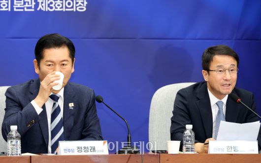 한병도 더불어민주당 원내대표가 20일 서울 여의도 국회에서 열린 공소청법, 중대범죄수사청법 공청회에서 발언을 하고 있다. 왼쪽은 정청래 더불어민주당 대표. 고이란 기자 photoeran@