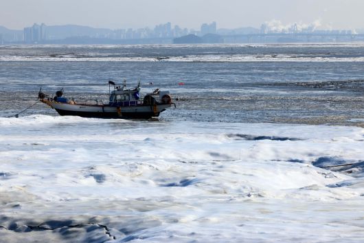 절기상 대한(大寒)이자 서울 아침 최저기온이 영하 13도를 기록하는 등 전국에 한파특보가 내려진 20일 인천 강화군 분오리항 앞바다가 얼어붙어 있다. 신태현 기자 holjjak@