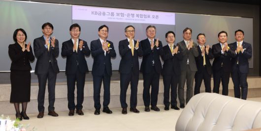 20일 서울 강남구 KB라이프타워에서 열린 KB금융그룹 ‘KB골든라이프 플래그십 센터’ 개소식에서 내빈들이 기념촬영을 하고 있다. 사진 왼쪽부터 김효동 KB라이프 전무, 윤희승 KB금융지주 상무, 고덕균 KB국민은행 부행장, 조용범 KB골든라이프케어 대표, 정문철 KB라이프생명 대표, 조영서 KB금융지주 부사장, 박병곤 KB국민은행  부행장, 전효성 KB국민은행 부행장, 이윤석 KB국민은행 상무, 김성수 KB라이프파트너스 대표, 송창조 KB라이프 파트장.‘KB골든라이프 플래그십 센터’는 보험·요양·은행 서비스를 결합한 보험-은행 복합점포로 고객의 생애 주기 전반을 아우르는 그룹 통합 시니어 서비스를 제공한다. 신태현 기자 holjjak@