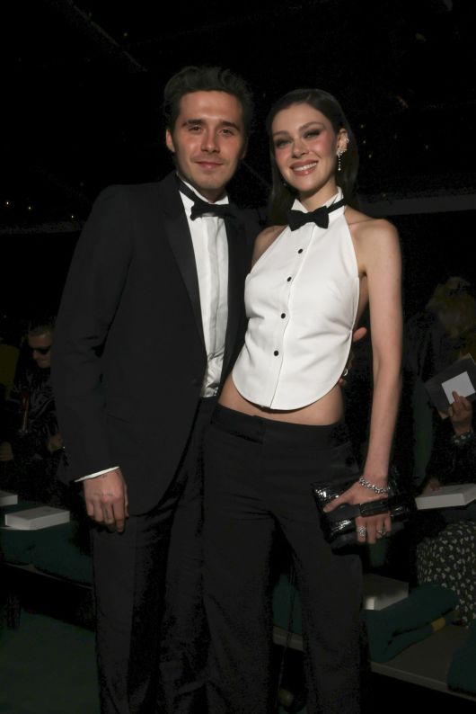 브루클린 베컴(왼쪽)과 니콜라 펠츠가 2024년 9월 27일 프랑스 파리에서 열린 빅토리아 베컴 2025 봄·여름 컬렉션에 참석하고 있다.