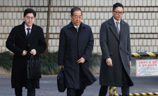 한덕수 전 국무총리가 21일 서울 서초구 서울중앙지방법원에서 열린 내란 우두머리 방조, 내란 중요임무 종사 혐의 사건 1심 선고공판에 출석하고 있다. 신태현 기자 holjjak@