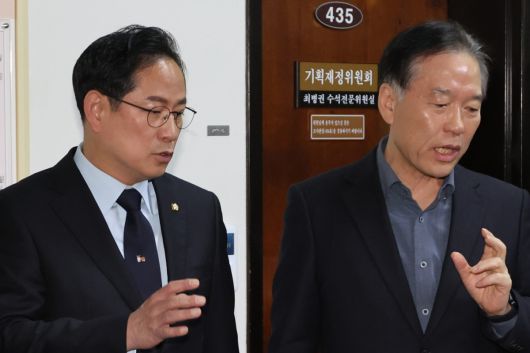 국회 기획재정위원회 더불어민주당 간사인 정태호 의원과 국민의힘 간사인 박수영 의원(왼쪽)이 28일 국회 기획재정위원회 앞에서 배당소득 분리과세 관련 합의 등 '소소위' 진행상황 관련 취재진 질문에 답하고 있다.