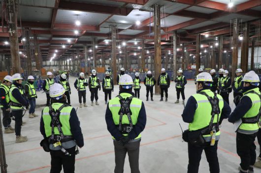 반도건설의 고양장항 M-1블럭 주상복합 신축공사 현장에서  Small TMB(안전점검회의)가 진행 중이다.