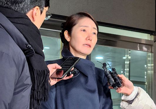 밤샘 조사 마친 무소속 강선우 의원