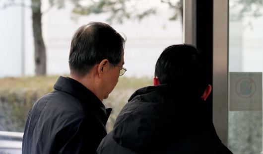 한덕수 전 국무총리가 21일 서울 서초구 서울중앙지방법원에서 열린 내란 우두머리 방조, 내란 중요임무 종사 혐의 사건 1심 선고공판에 출석하고 있다. 신태현 기자 holjjak@