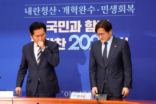 홍익표(오른쪽) 청와대 정무수석이 21일 서울 여의도 국회에서 정청래 더불어민주당 대표를 예방하고 있다. 고이란 기자 photoeran@