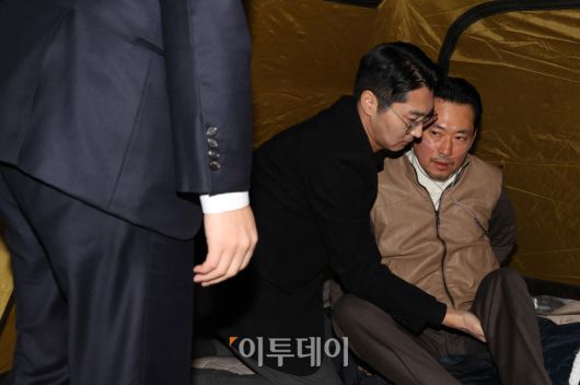 장동혁(오른쪽) 국민의힘 대표가 21일 서울 여의도 국회 로텐더홀에서 박준태 당 대표 비서실장의 부축을 받으며 이준석 개혁신당 대표를 맞이하고 있다. 고이란 기자 photoeran@