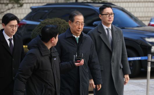 한덕수 전 국무총리가 21일 서울 서초구 서울중앙지방법원에서 열린 내란 우두머리 방조, 내란 중요임무 종사 혐의 사건 1심 선고공판에 출석하고 있다. 신태현 기자 holjjak@