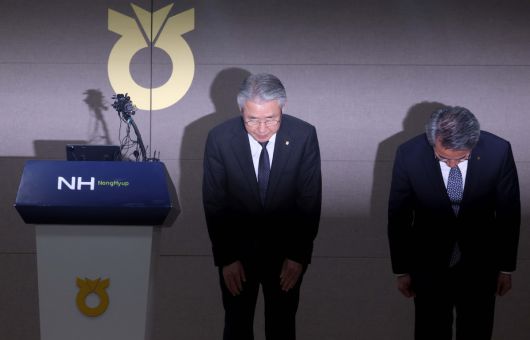 강호동 농협중앙회 회장이 13일 서울 중구 농협중앙회에서 농식품부 특별감사 중간 결과 발표와 관련해 대국민사과를 하고 있다. 강 회장은 사과문에서 "국민과 농업인 여러분의 기대에 부응하지 못하고 심려를 끼쳐드린 점에 대해 책임을 통감하며 진심으로 사과드린다"며 "이번 사안을 단순한 위기 수습이 아닌 농협의 존재 이유와 역할을 바로 세우는 출발점으로 삼겠다"고 밝힌뒤 겸직하던 농민신문사 회장직과 농협재단 이사장직에서 물러날 뜻을 전했다. 신태현 기자 holjjak@