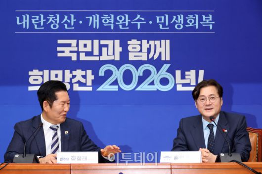 홍익표(오른쪽) 청와대 정무수석이 21일 서울 여의도 국회에서 정청래 더불어민주당 대표를 예방하고 있다. 고이란 기자 photoeran@