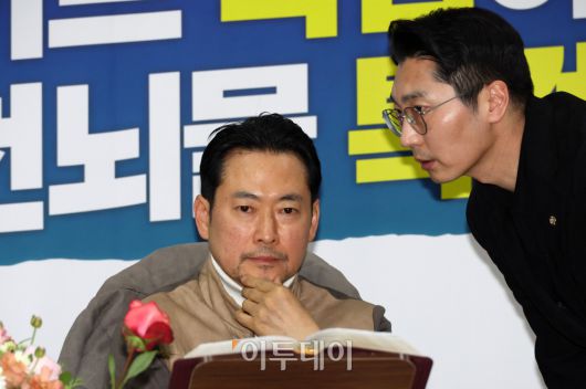 통일교·공천헌금 '쌍특검' 수용을 요구하며 단식 일주일째를 맞은 장동혁 국민의힘 대표가 21일 서울 여의도 국회 로텐더홀 단식 농성장에서 박준태 당 대표 비서실장의 보고를 듣고 있다. 고이란 기자 photoeran@