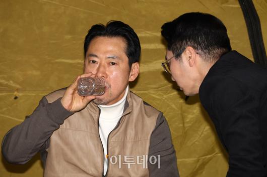 통일교·공천헌금 '쌍특검' 수용을 요구하며 단식 일주일째를 맞은 장동혁 국민의힘 대표가 21일 서울 여의도 국회 로텐더홀 단식 농성장에서 물을 마시고 있다. 고이란 기자 photoeran@
