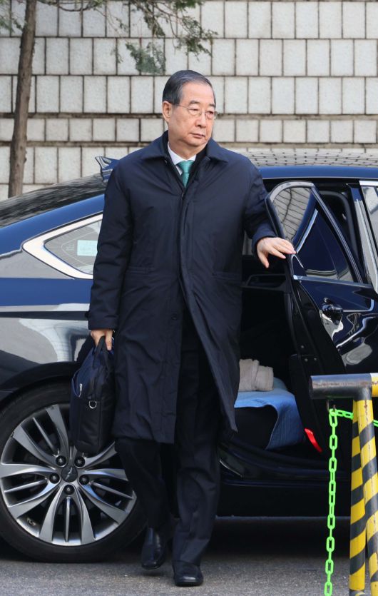 한덕수 전 국무총리가 21일 서울 서초구 서울중앙지방법원에서 열린 내란 우두머리 방조, 내란 중요임무 종사 혐의 사건 1심 선고공판에 출석하고 있다. 신태현 기자 holjjak@