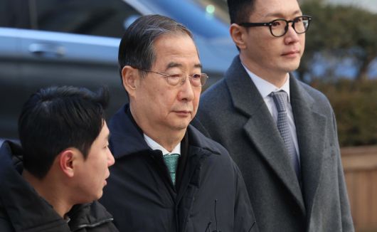 한덕수 전 국무총리가 21일 서울 서초구 서울중앙지방법원에서 열린 내란 우두머리 방조, 내란 중요임무 종사 혐의 사건 1심 선고공판에 출석하고 있다. 신태현 기자 holjjak@