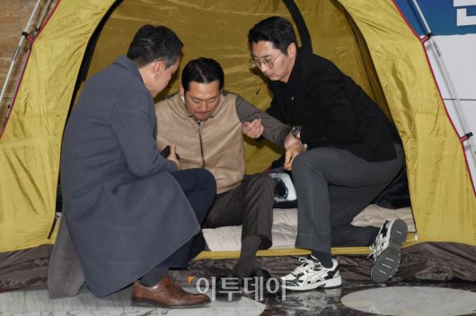 통일교·공천헌금 '쌍특검' 수용을 요구하며 단식 일주일째를 맞은 장동혁 국민의힘 대표가 21일 서울 여의도 국회 로텐더홀 단식 농성장에서 의원들의 부축을 받고 있다. 고이란 기자 photoeran@