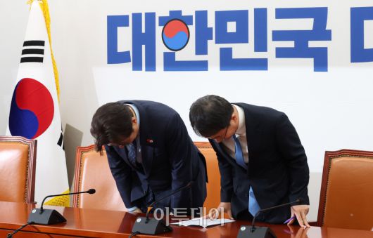 홍익표(왼쪽) 청와대 정무수석이 21일 서울 여의도 국회에서 한병도 더불어민주당 원내대표를 예방하고 있다. 고이란 기자 photoeran@