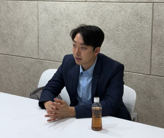 삼진어묵 박용준대표가 부산 삼진어묵 본사 회의실에서 인터뷰에 응하고 있다.