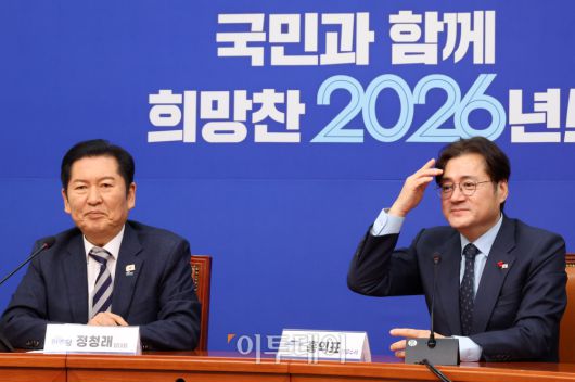 홍익표(오른쪽) 청와대 정무수석이 21일 서울 여의도 국회에서 정청래 더불어민주당 대표를 예방하고 있다. 고이란 기자 photoeran@