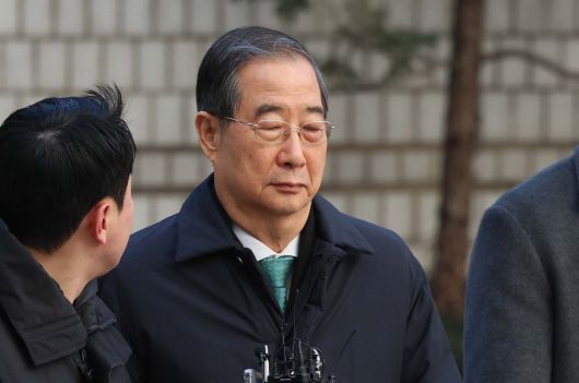 한덕수 전 국무총리가 21일 서울 서초구 서울중앙지방법원에서 열린 내란 우두머리 방조, 내란 중요임무 종사 혐의 사건 1심 선고공판에 출석하고 있다. 신태현 기자 holjjak@