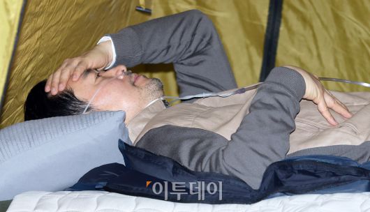통일교·공천헌금 '쌍특검' 수용을 요구하며 단식 일주일째를 맞은 장동혁 국민의힘 대표가 21일 서울 여의도 국회 로텐더홀 단식 농성장에서 텐트에 누워 있다. 고이란 기자 photoeran@