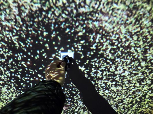 팔찌를 가져다 대면 미디어 아트가 접목된 인터랙티브 전시가 나타난다.