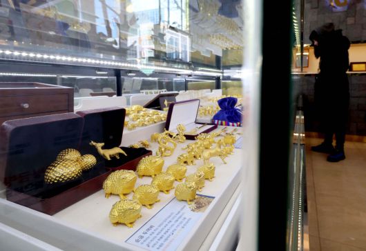 금값이 끝을 모르는 듯 상승하며 금 한돈 가격이 100만 원을 넘어선 가운데 22일 서울 종로구 한국금거래소에 금세공품이 전시돼 있다. 한국금거래소에 따르면 21일 기준 순금 1돈(3.75g) 소비자 매입가격은 100만 9000원으로 100만원 선을 처음으로 돌파했다. 이란 사태와 그린란드 분쟁 같은 국제 정세 불안이 최근 겹치면서, 안전자산을 찾는 수요가 점점 더 강해지고 있다. 신태현 기자 holjjak@