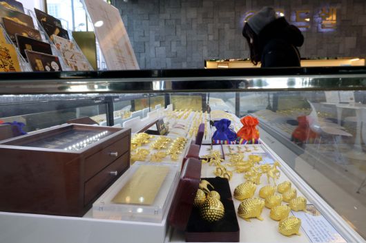 금값이 끝을 모르는 듯 상승하며 금 한돈 가격이 100만 원을 넘어선 가운데 22일 서울 종로구 한국금거래소에 금세공품이 전시돼 있다. 한국금거래소에 따르면 21일 기준 순금 1돈(3.75g) 소비자 매입가격은 100만 9000원으로 100만원 선을 처음으로 돌파했다. 이란 사태와 그린란드 분쟁 같은 국제 정세 불안이 최근 겹치면서, 안전자산을 찾는 수요가 점점 더 강해지고 있다. 신태현 기자 holjjak@