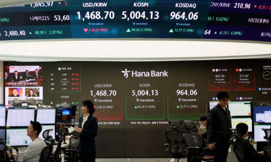 코스피가 사상 처음으로 장중 5000선을 돌파한 22일 오전 서울 중구 하나은행 본점 딜링룸 전광판에 코스피 등 시황이 표시되고 있다. 신태현 기자 holjjak@