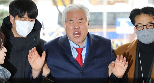 사랑제일교회 전광훈 목사가 15일 서울서부지방법원에서 열린 구속적부심 심문에 출석하고 있다.