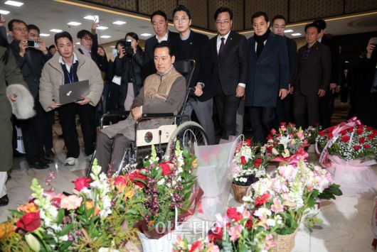 통일교·공천헌금 '쌍특검' 수용을 요구하며 단식 8일째를 맞은 장동혁 국민의힘 대표가 22일 서울 여의도 국회에서 단식 중단을 선언한 뒤 병원으로 이송되고 있다. 고이란 기자 photoeran@