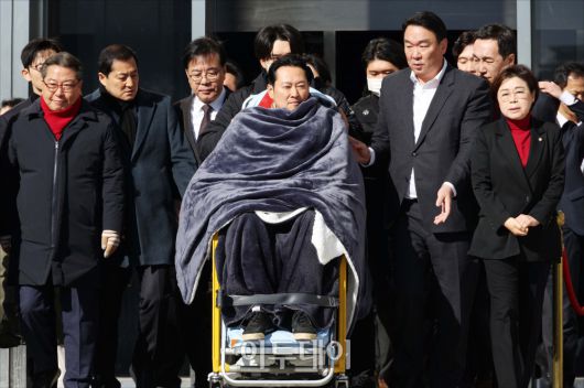 통일교·공천헌금 '쌍특검' 수용을 요구하며 단식 8일째를 맞은 장동혁 국민의힘 대표가 22일 서울 여의도 국회에서 단식 중단을 선언한 뒤 병원으로 이송되고 있다. 고이란 기자 photoeran@