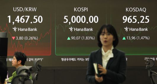 코스피가 사상 처음으로 장중 5000선을 돌파한 22일 오전 서울 중구 하나은행 본점 딜링룸 전광판에 코스피 등 시황이 표시되고 있다. 신태현 기자 holjjak@