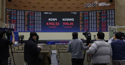 코스피가 장중 사상 처음으로 5000을 돌파한 22일 서울 여의도 한국거래소 전광판에 코스피 등 시황이 표시되고 있다. 코스피는 2021년 1월 사상 처음으로 3000 포인트를 넘은 뒤 약 4년 동안 박스권 안에 갇혀 있다 지난해 10월 처음 4000을 넘어섰고, 3개월여 만에 5000 고지를 달성했다. 장중 5019.54까지 치솟았던 이날 코스피는 오후들어 상승폭이 감소하며 전 거래일보다 42.60포인트(0.87%) 오른 4952.53으로 거래를 마쳤다. 신태현 기자 holjjak@