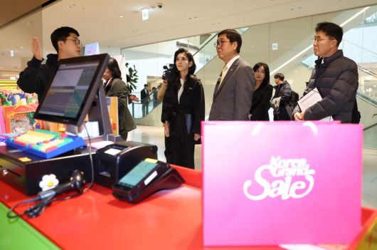 최휘영 문화체육관광부 장관이 22일 서울 영등포구 더현대 서울을 찾아 코리아그랜드세일 참여매장인 위글위글을 방문해 이부진 한국방문의해위원회 위원장과 함께 행사 진행 상황을 살펴보고 있다.