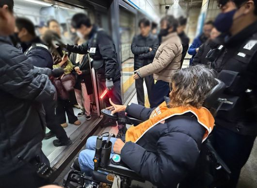 오늘(22일) 서울 지하철 4호선 전장연 시위