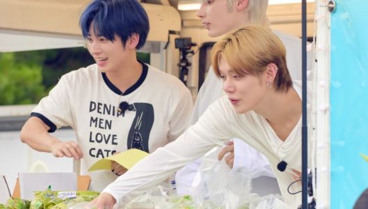 그룹 투모로우바이투게더가 애호박을 들고 팬들과 소통하고 있다. (사진제공=Mnet '전국반짝투어')