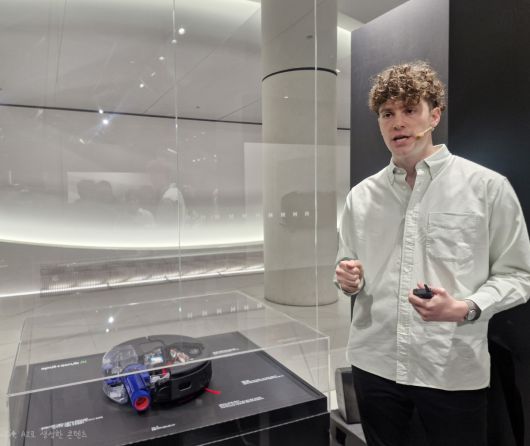 네이슨 로슨 맥클린 다이슨 시니어 디자인 매니저가 22일 서울 더현대에서 스팟앤스크럽 Ai 로봇청소기를 설명하고 있다.