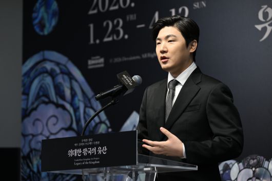 조길현 데브시스터즈 대표가 22일 서울 인사동 아라아트센터에서 열린 '쿠키런: 킹덤' 아트 컬래버 특별전 '위대한 왕국의 유산' 기자 간담회에서 인사말을 하고 있다.