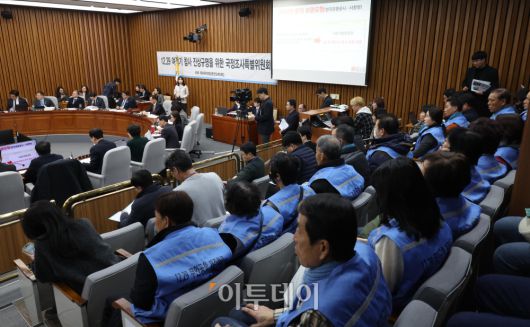 22일 서울 여의도 국회에서 열린 12.29 여객기 참사 진상규명을 위한 국정조사특별위원회 청문회에서 유가족들이 자리를 지키고 있다. 고이란 기자 photoeran@