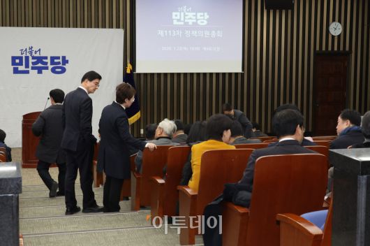 더불어민주당 의원들이 22일 서울 여의도 국회에서 중대범죄수사청·공소청법 신설 등 검찰개혁 논의 관련 정책의원 총회에 참석하고 있다. 고이란 기자 photoeran@