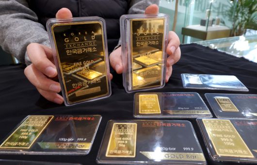 금값이 끝을 모르는 듯 상승하며 금 한돈 가격이 100만 원을 넘어선 가운데 22일 서울 종로구 한국금거래소에서 관계자가 골드바를 들어보이고 있다. 한국금거래소에 따르면 21일 기준 순금 1돈(3.75g) 소비자 매입가격은 100만 9000원으로 100만원 선을 처음으로 돌파했다. 이란 사태와 그린란드 분쟁 같은 국제 정세 불안이 최근 겹치면서, 안전자산을 찾는 수요가 점점 더 강해지고 있다. 신태현 기자 holjjak@