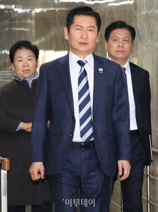 정청래 더불어민주당 대표가 22일 서울 여의도 국회에서 중대범죄수사청·공소청법 신설 등 검찰개혁 논의 관련 정책의원 총회에 참석하고 있다. 고이란 기자 photoeran@