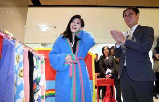 최휘영 문화체육관광부 장관이 22일 서울 영등포구 더현대 서울을 찾아 코리아그랜드세일 참여매장인 위글위글을 방문해 이부진 한국방문의해위원회 위원장과 함께 행사 진행 상황을 살펴보고 있다.