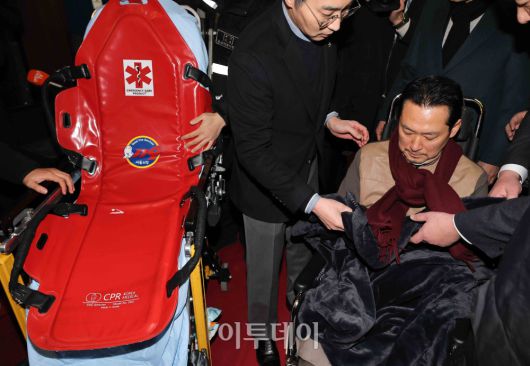 통일교·공천헌금 '쌍특검' 수용을 요구하며 단식 8일째를 맞은 장동혁 국민의힘 대표가 22일 서울 여의도 국회에서 단식 중단을 선언한 뒤 병원으로 이송되고 있다. 고이란 기자 photoeran@