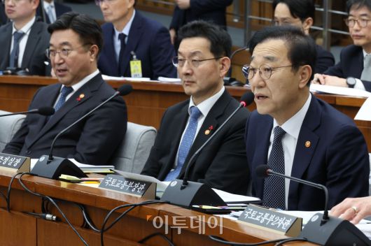 김윤덕 국토교통부 장관이 22일 서울 여의도 국회에서 열린 12.29 여객기 참사 진상규명을 위한 국정조사특별위원회 청문회에서 의원 질의에 답하고 있다. 고이란 기자 photoeran@