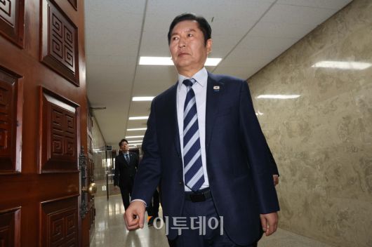 정청래 더불어민주당 대표가 22일 서울 여의도 국회에서 중대범죄수사청·공소청법 신설 등 검찰개혁 논의 관련 정책의원 총회에 참석하고 있다. 고이란 기자 photoeran@