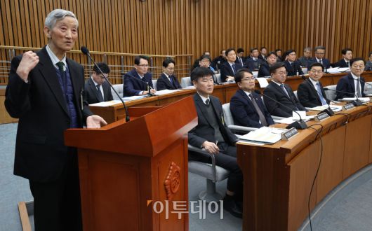 22일 서울 여의도 국회에서 열린 12.29 여객기 참사 진상규명을 위한 국정조사특별위원회 청문회에서 이석암 전 서울지방항공청장(2004년 재직)이 의원 질의에 답하고 있다. 고이란 기자 photoeran@